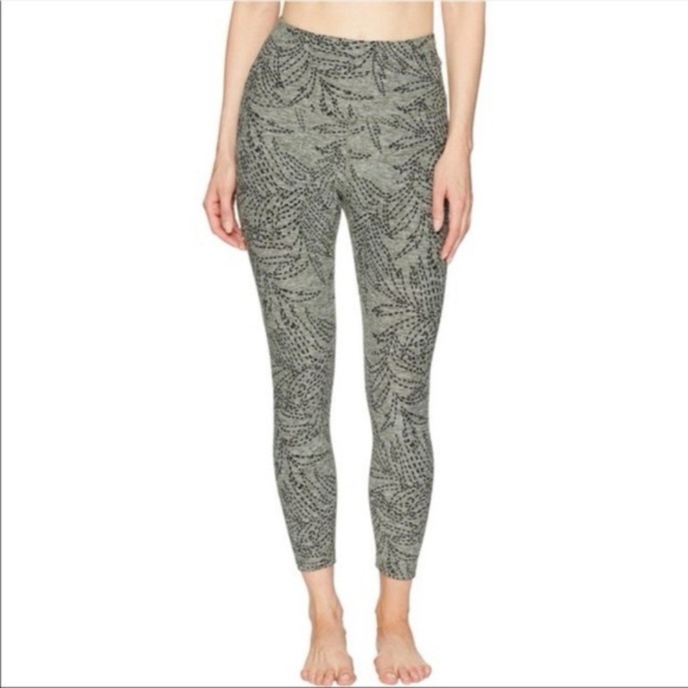 Beyond Yoga. Jungle Fern Spacedye High Waisted Yoga Capris. Green/Black. Large.